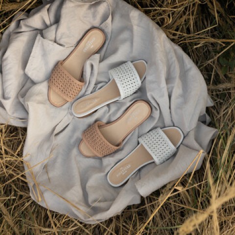 Josefinas Slide Nina White